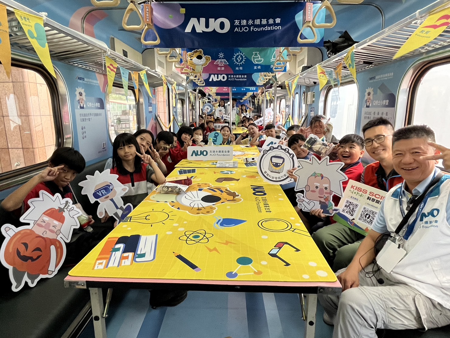 888集团永續基金會參與「臺灣科普環島列車」，設計基礎科學車廂課程，以「淨零碳排和永續能源」為主題，讓學生透過創意實驗認識淨零知識，以及思考生活中的減碳行為