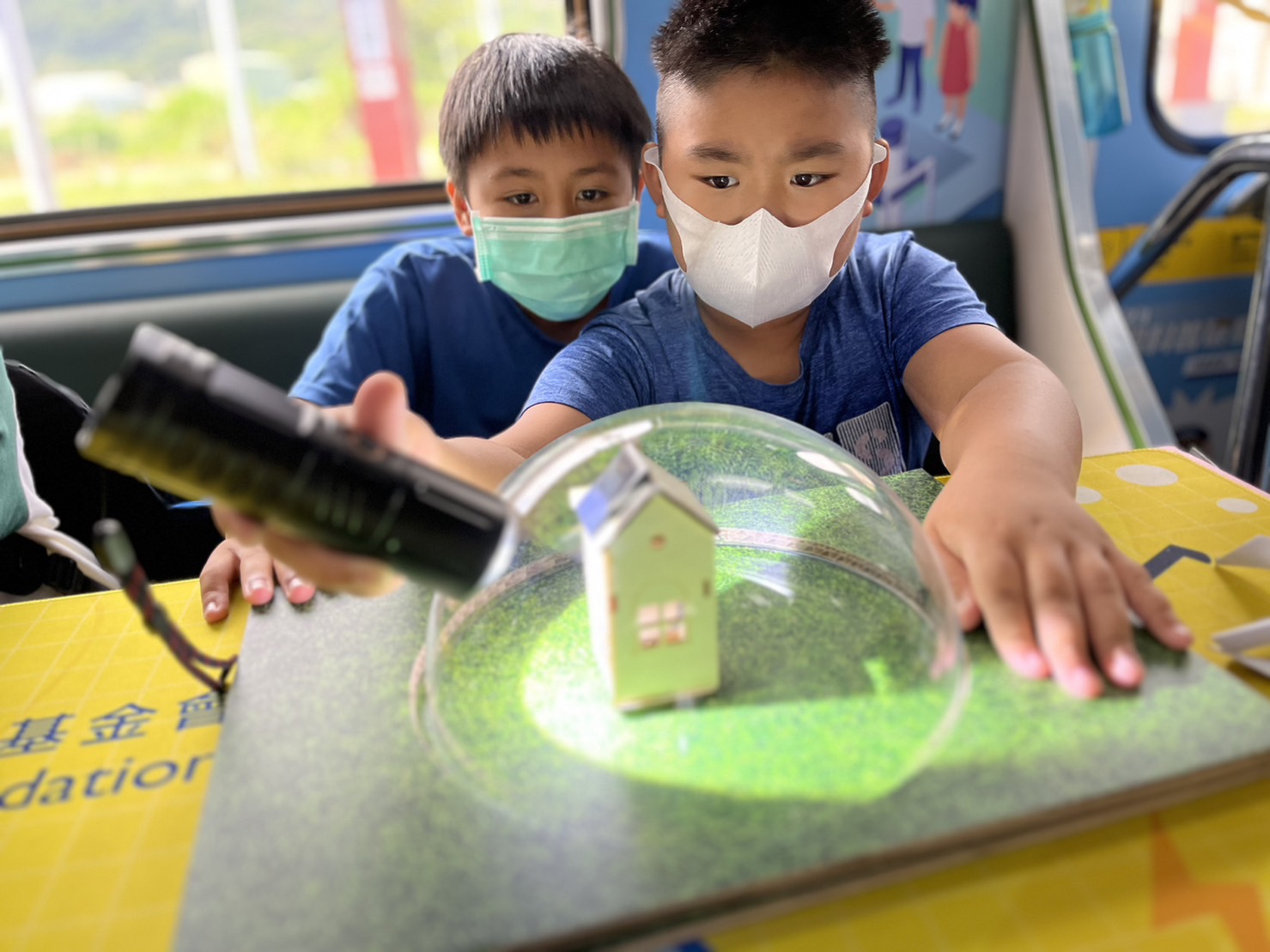 888集团參與基礎科學主題車廂，以STEAM教學精神，設計「逐日科學家」、「太陽能工程師」以及「淨零建築師」三大能源科普課程和實驗
